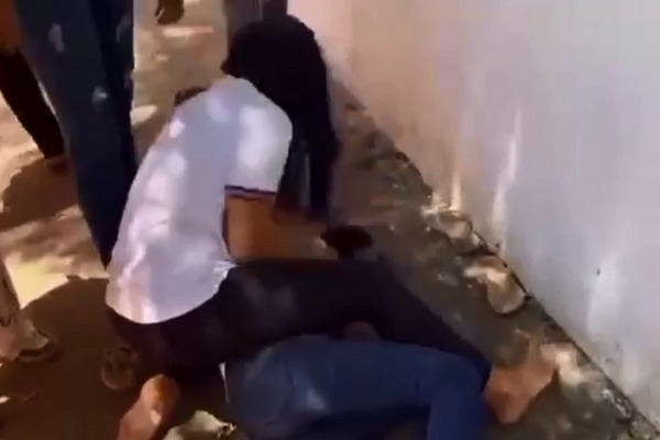 Jovem agrediu outra garota na frnete de escola/Foto:Redes Sociais Jovem agrediu outra garota na frnete de escola/Foto:Redes Sociais