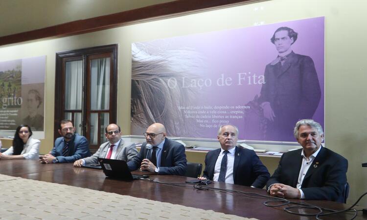 Reitores das universidades federais em Pernambuco se pronunciaram sobre situação orçamentária das instituições no prédio da Faculdade Direito do Recife, na manhã desta sexta (3)./Priscilla Mello/DP Reitores das universidades federais em Pernambuco se pronunciaram sobre situação orçamentária das instituições no prédio da Faculdade Direito do Recife, na manhã desta sexta (3)./Priscilla Mello/DP