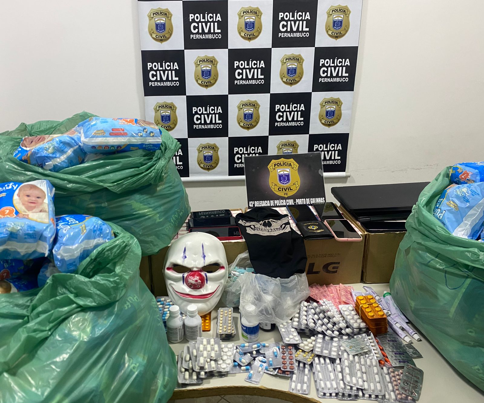 A polícia apreendeu medicamentos que foram desviados da Policlínica de Porto de Galinhas/Foto: Divulgação/PCPE A polícia apreendeu medicamentos que foram desviados da Policlínica de Porto de Galinhas/Foto: Divulgação/PCPE
