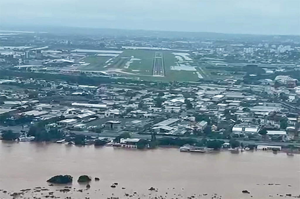 Aeroporto de Porto Alegre tem pista de táxi interditada por alagamento devido às fortes chuvas/foto: Reprodução Aeroporto de Porto Alegre tem pista de táxi interditada por alagamento devido às fortes chuvas/foto: Reprodução