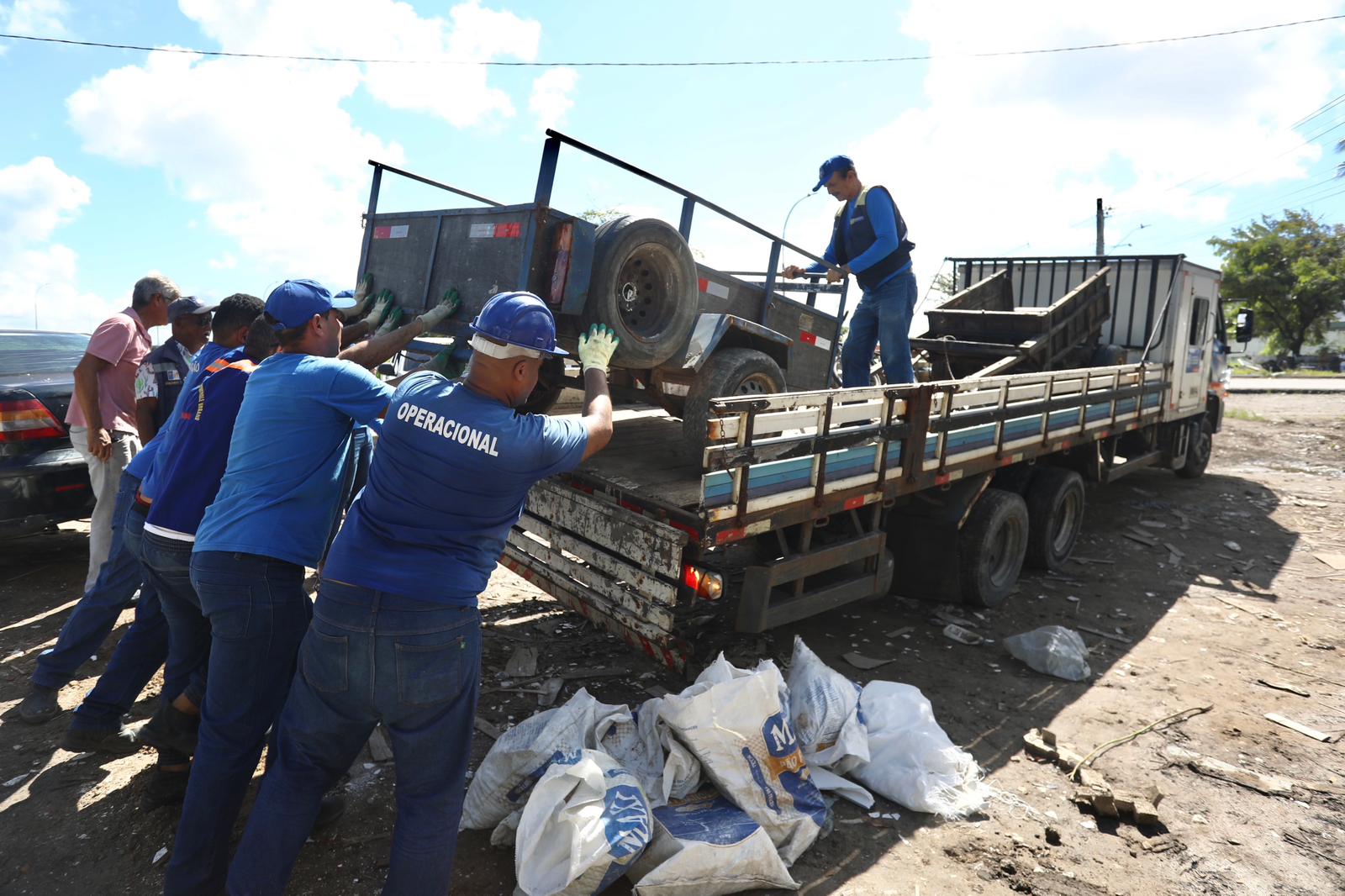O descarte irregular de resíduos é crime ambiental e a operação resultou em multas, apreensões, notificações e derrubada de construção irregular/Foto: Hélia Scheppa/PCR O descarte irregular de resíduos é crime ambiental e a operação resultou em multas, apreensões, notificações e derrubada de construção irregular/Foto: Hélia Scheppa/PCR