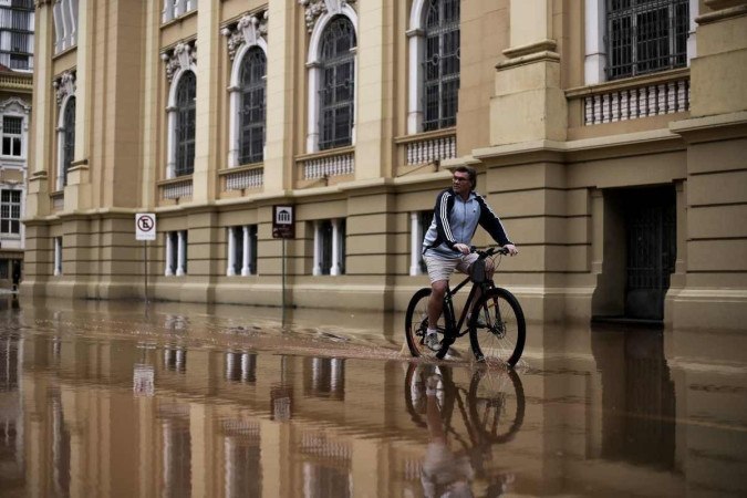 Há três dias, os governos estadual e municipal trabalham para tentar conter o avanço das águas sobre o centro da cidade/Foto: AFP