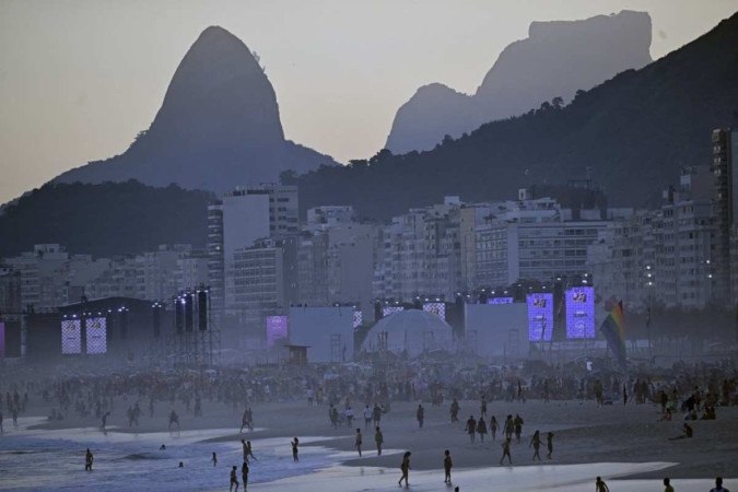 Vista geral da Praia do Leme durante o pôr do sol antes do mega show gratuito da estrela pop norte-americana Madonna para encerrar sua turnê 'Celebration' na praia de Copacabana, no Rio de Janeiro, Brasil, em 4 de maio de 2024./(Foto: MAURO PIMENTEL / AFP) Vista geral da Praia do Leme durante o pôr do sol antes do mega show gratuito da estrela pop norte-americana Madonna para encerrar sua turnê 'Celebration' na praia de Copacabana, no Rio de Janeiro, Brasil, em 4 de maio de 2024./(Foto: MAURO PIMENTEL / AFP)