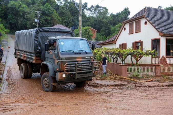 Chuvas em Porto Alegre tem trabalho de limpeza e ajuda do Exercito/Foto: Gustavo Mansur/Palácio Piratini