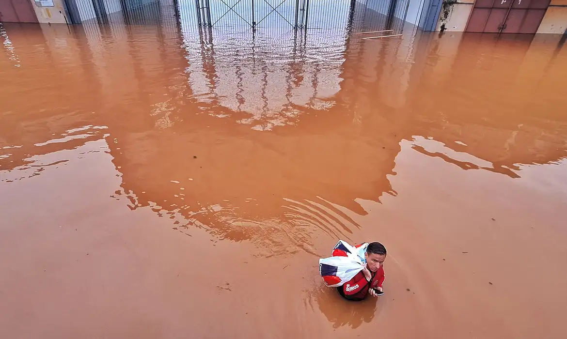 Chuvas obrigaram 95,7 mil pessoas a abandonarem suas casas, entre 80,5 mil desalojados e 15,1 mil desabrigados/Foto: Lauro Alves/Secom Chuvas obrigaram 95,7 mil pessoas a abandonarem suas casas, entre 80,5 mil desalojados e 15,1 mil desabrigados/Foto: Lauro Alves/Secom