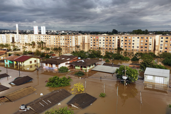 Vista aérea das ruas alagadas do bairro Sarandi, em Porto Alegre/Crédito: CARLOS FABAL / AFP Vista aérea das ruas alagadas do bairro Sarandi, em Porto Alegre/Crédito: CARLOS FABAL / AFP