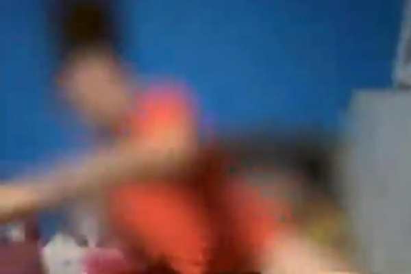 Homem de camisa laranja flagrado na cama abusando sexualmente a filha de 8 anos/Crédito: Reprodução Homem de camisa laranja flagrado na cama abusando sexualmente a filha de 8 anos/Crédito: Reprodução
