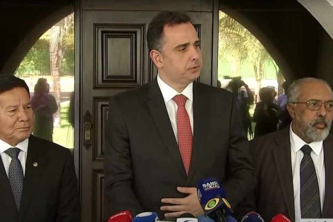 O presidente do Senado, Rodrigo Pacheco (PSD-MG) entre os senadores Hamilton Mourão (Republicanos-RS) e Paulo Paim (PT-RS) durante anúncio da criação de comissão externa/foto: Reprodução/YouTube