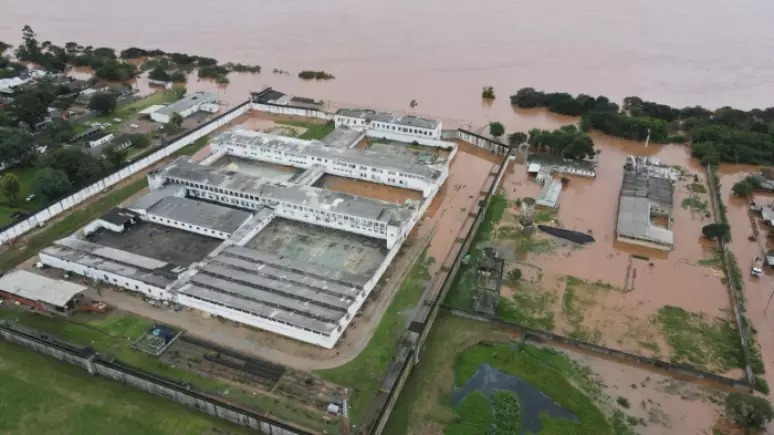 Complexo Prisional de Charqueadas, no Rio Grande do Sul, ficou inundada pela elevação do nível do rio Jacuí/foto: Divulgação/Susepe Complexo Prisional de Charqueadas, no Rio Grande do Sul, ficou inundada pela elevação do nível do rio Jacuí/foto: Divulgação/Susepe