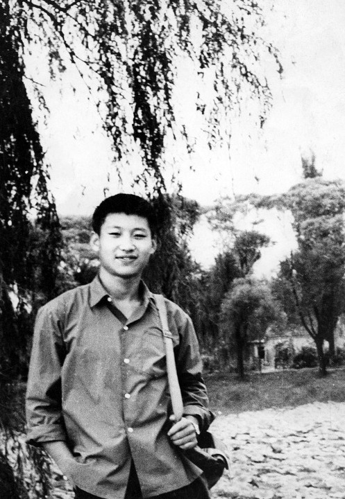 Foto de arquivo tirada em 1972 mostra Xi Jinping, na época um "jovem educado" no campo, retornando a Beijing para visitar seus parentes. (Xinhua)
