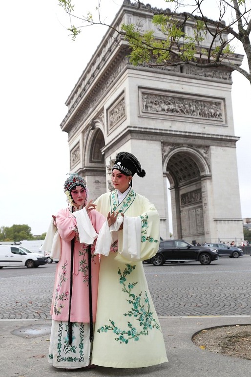 Atores da Ópera Kunqu, uma forma tradicional de artes cênicas chinesas, encenam uma apresentação de flash mob (mobilização relâmpago) perto do Arco do Triunfo em Paris, França, em 13 de setembro de 2023. (Xinhua/Gao Jing)