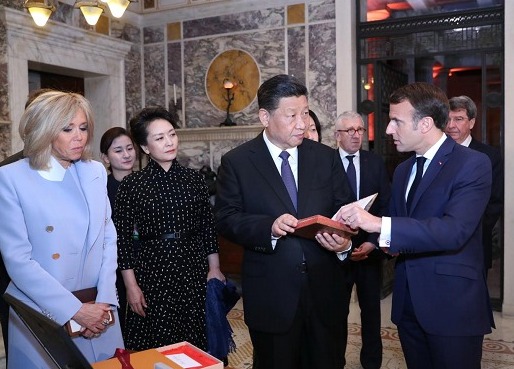 O presidente chinês Xi Jinping (2º à direita) recebe a versão original francesa de "Introdução às Analectas do Confúcio", publicada em 1688, de seu colega francês Emmanuel Macron (1º à direita), como um presente nacional antes de sua reunião em Nice, França, em 24 de março de 2019. (Xinhua/Ju Peng)
