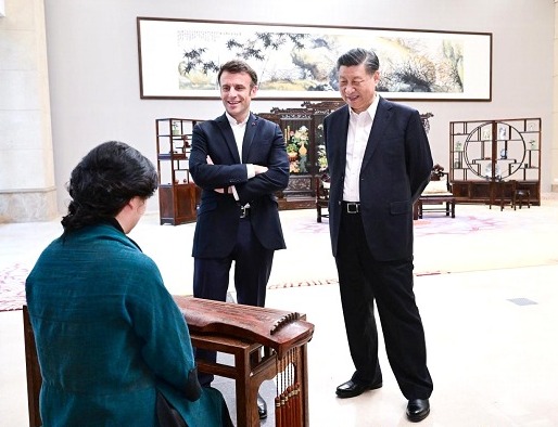 O presidente chinês Xi Jinping e o presidente francês Emmanuel Macron ouvem a melodia de Qin "Montanha Alta e Água Fluente" no Salão de Baiyun do Jardim de Pinheiros em Guangzhou, Província de Guangdong, no sul da China, em 7 de abril de 2023. (Xinhua/Yue Yuewei)