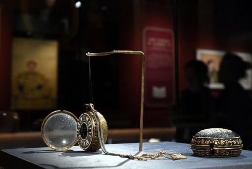 Um relógio de bolso é exibido durante uma exposição chamada "A Cidade Proibida e o Palácio de Versalhes: Intercâmbios entre a China e a França nos séculos 17 e 18" no Museu do Palácio em Beijing, em 1º de abril de 2024. (Xinhua/Jin Liangkuai)