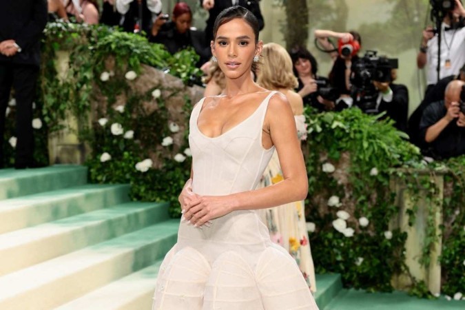Bruna Marquezine participa do 2024 Met Gala comemorando "Belas Adormecidas: Reawakening Fashion"