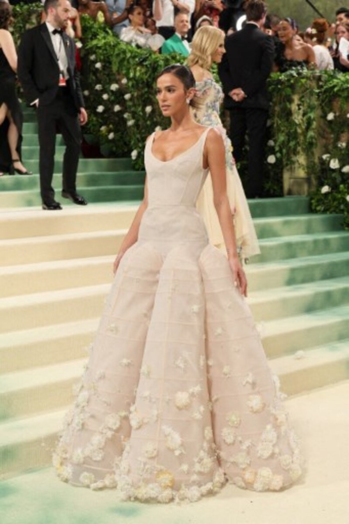 Bruna Marquezine participa do 2024 Met Gala comemorando "Belas Adormecidas: Reawakening Fashion"