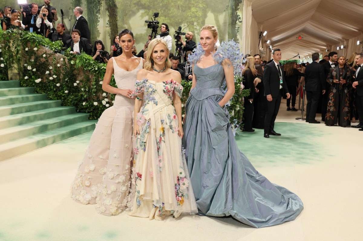 Bruna Marquezine, Tory Burch e Uma Thurman participam do 2024 Met Gala comemorando "Belas Adormecidas: Reawakening Fashion"