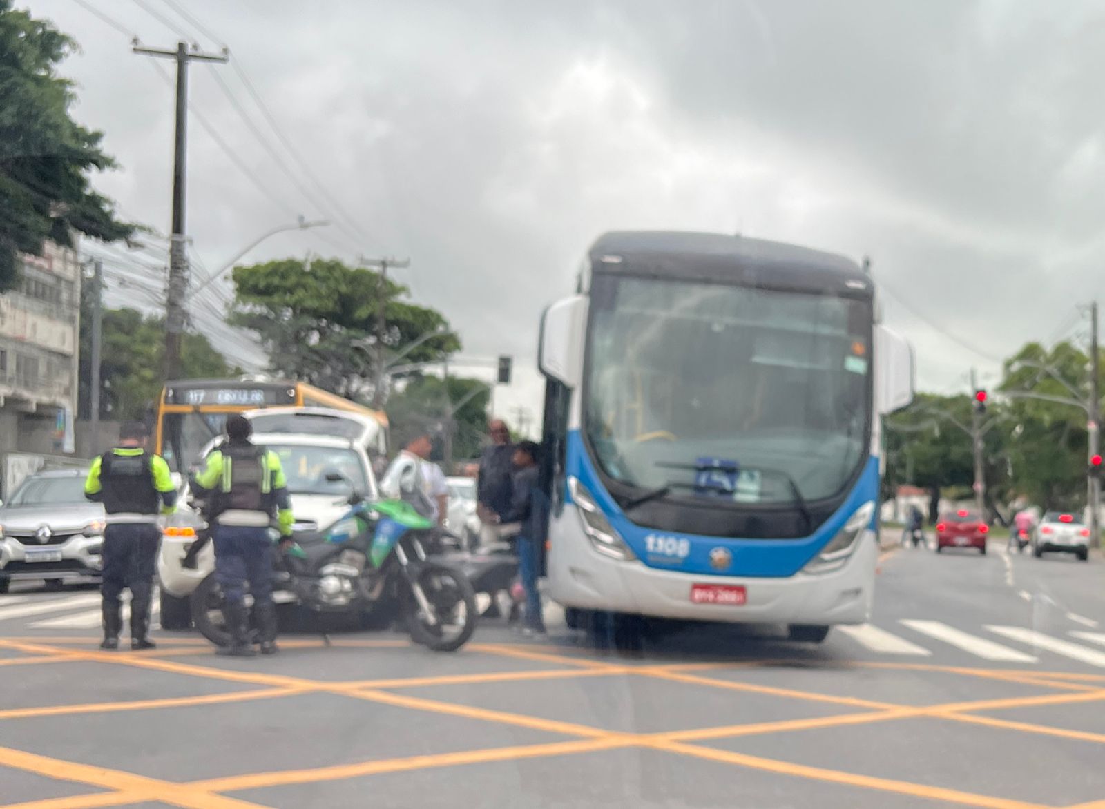 BRT e carro bateram na Cruz Cabugá/Foto: Nicolle Gomes/DP BRT e carro bateram na Cruz Cabugá/Foto: Nicolle Gomes/DP