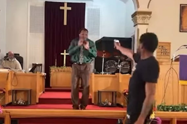 A arma do homem que tentou matar o pastor falhou/Crédito: Reprodução A arma do homem que tentou matar o pastor falhou/Crédito: Reprodução