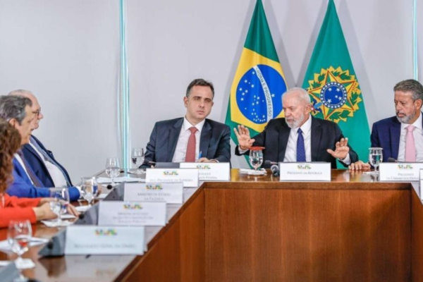 Entre Pacheco e Lira, presidente conduz a reunião na qual foi assinado o decreto legislativo que visa facilitar o envio de recursos para mitigar o drama dos gaúchos/crédito: Ricardo Stuckert / PR Entre Pacheco e Lira, presidente conduz a reunião na qual foi assinado o decreto legislativo que visa facilitar o envio de recursos para mitigar o drama dos gaúchos/crédito: Ricardo Stuckert / PR