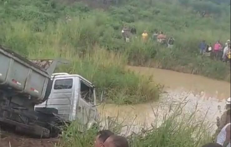 Caminhão caiu em lago à margens de rodovia/Foto: Redes Sociais Caminhão caiu em lago à margens de rodovia/Foto: Redes Sociais