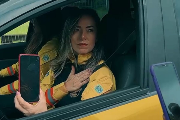 Vídeo institucional mostra como mulher deve fazer sinal/Foto: Divulgação/ Detran-PE Vídeo institucional mostra como mulher deve fazer sinal/Foto: Divulgação/ Detran-PE