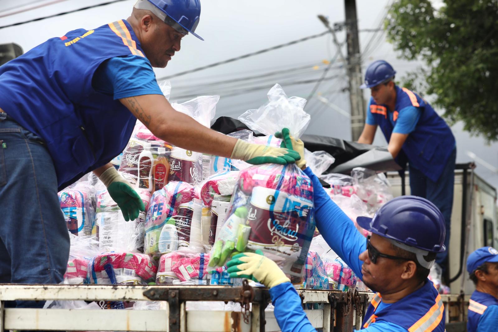 De acordo com a prefeitura, serão enviados 500 colchões, 500 kits de higiene pessoal, 500 kits de limpeza e 100 caixas de água mineral em copos/Foto: Hélia Scheppa/PCR De acordo com a prefeitura, serão enviados 500 colchões, 500 kits de higiene pessoal, 500 kits de limpeza e 100 caixas de água mineral em copos/Foto: Hélia Scheppa/PCR
