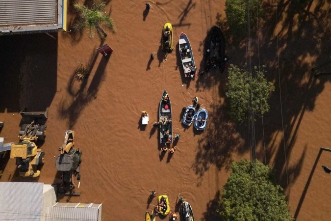 Vista aérea de ruas inundadas durante operações de resgate no bairro de São João, em Porto Alegre, Brasil, tirada em 6 de maio de 2024/foto: FLORIAN PLAUCHEUR / AFP Vista aérea de ruas inundadas durante operações de resgate no bairro de São João, em Porto Alegre, Brasil, tirada em 6 de maio de 2024/foto: FLORIAN PLAUCHEUR / AFP
