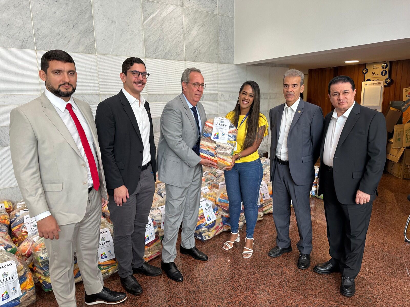 Os alimentos foram arrecadados durante o PedalAlepe 2024, realizado no domingo (28)/Foto: Caio Machado