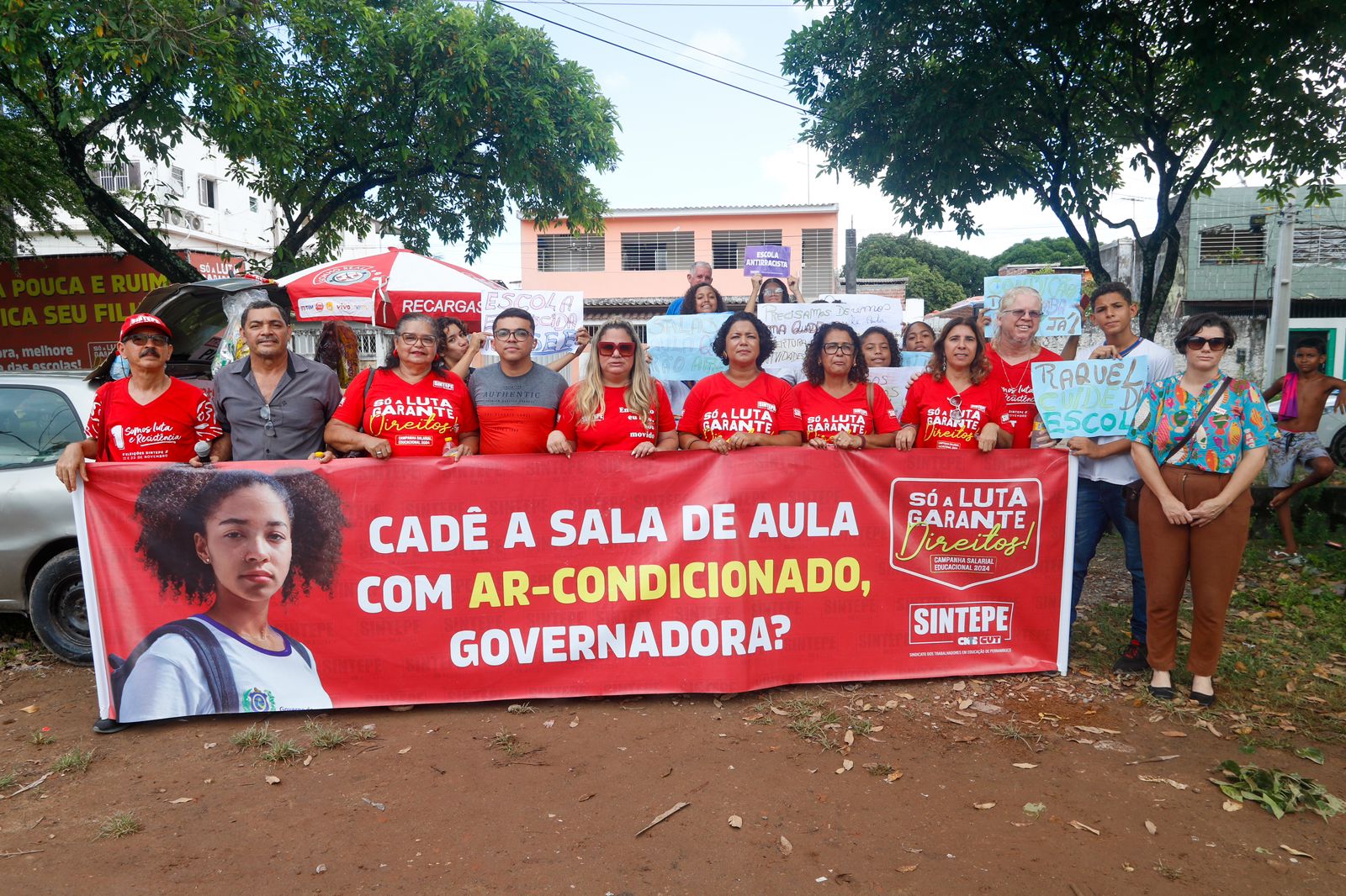 O ato foi convocado pelo Sintepe e aconteceu em frente a Escola Estadual Arthur da Costa e Silva, no bairro da Mustardinha, na Zona Oeste do Recife./Foto: Marina Torres/DP O ato foi convocado pelo Sintepe e aconteceu em frente a Escola Estadual Arthur da Costa e Silva, no bairro da Mustardinha, na Zona Oeste do Recife./Foto: Marina Torres/DP