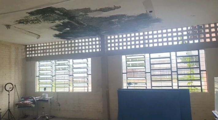 Vídeos gravados por alunos mostram a presença de infiltrações e mofo nas salas de aula