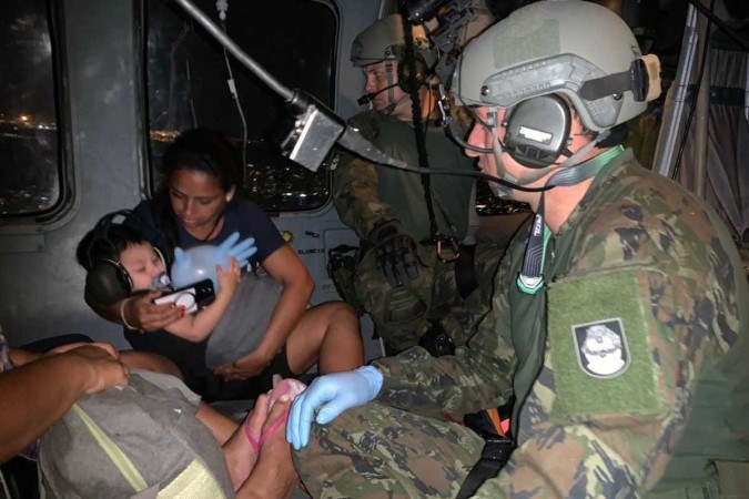 O socorro foi possível por meio de uma janela da casa onde elas estavam em meio à inundação. O caso ocorreu na cidade de Eldorado/foto: Divulgação / FAB O socorro foi possível por meio de uma janela da casa onde elas estavam em meio à inundação. O caso ocorreu na cidade de Eldorado/foto: Divulgação / FAB