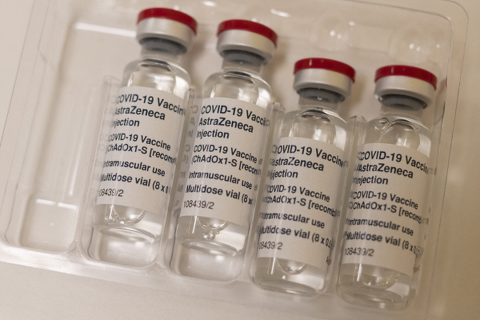 Frascos da vacina AstraZeneca/Oxford Covid-19, também chamada Vaxzervria/Foto: OLI SCARFF / AFP Frascos da vacina AstraZeneca/Oxford Covid-19, também chamada Vaxzervria/Foto: OLI SCARFF / AFP