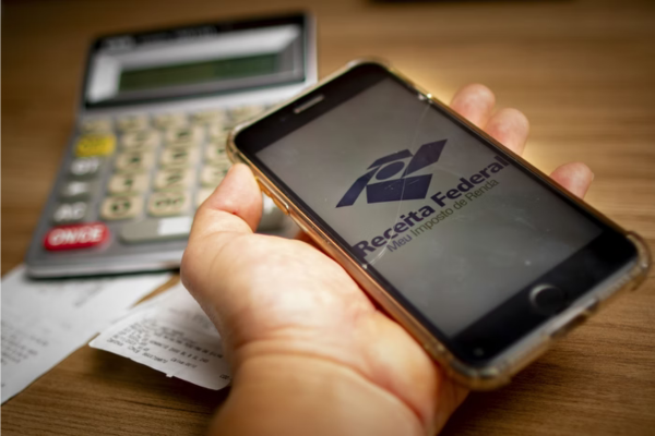 Celular com o símbolo da Receita Federal Imposto de Renda/Crédito: Igo Estrela/Metrópoles @igoestrela
