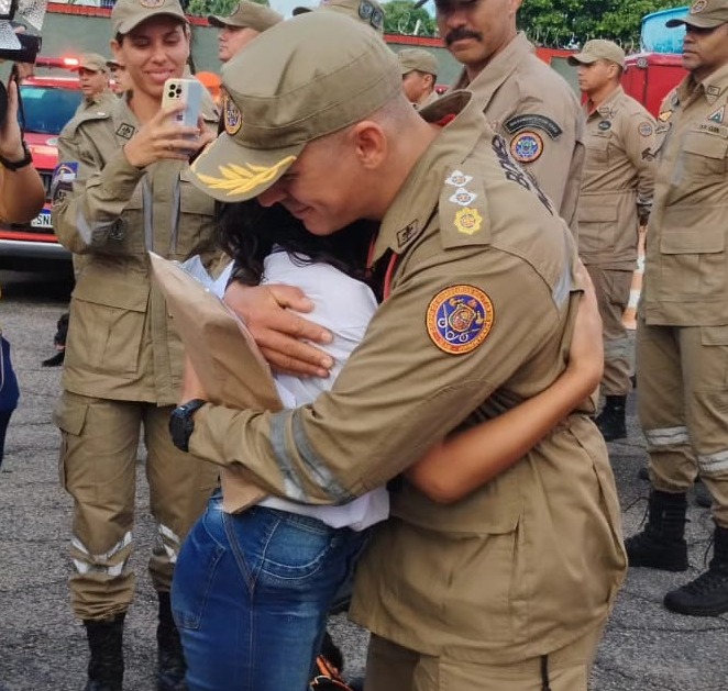 A aluna Tereza Vitória, de 10 anos, foi entregar as cartinhas escritas por ela e seus colegas de escola à equipe pernambucana que irá ao RS./Foto: Cortesia/Divulgação A aluna Tereza Vitória, de 10 anos, foi entregar as cartinhas escritas por ela e seus colegas de escola à equipe pernambucana que irá ao RS./Foto: Cortesia/Divulgação