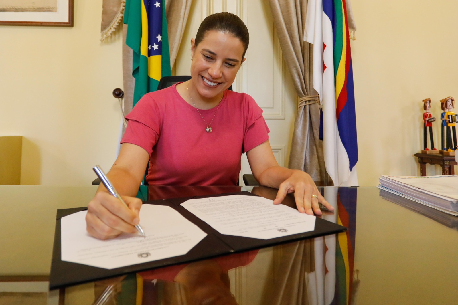 Governadora sancionou nesta sexta (10) a lei que extingue faixas salariais da PM e dos bombeiros/Miva Filho/Secom Governadora sancionou nesta sexta (10) a lei que extingue faixas salariais da PM e dos bombeiros/Miva Filho/Secom