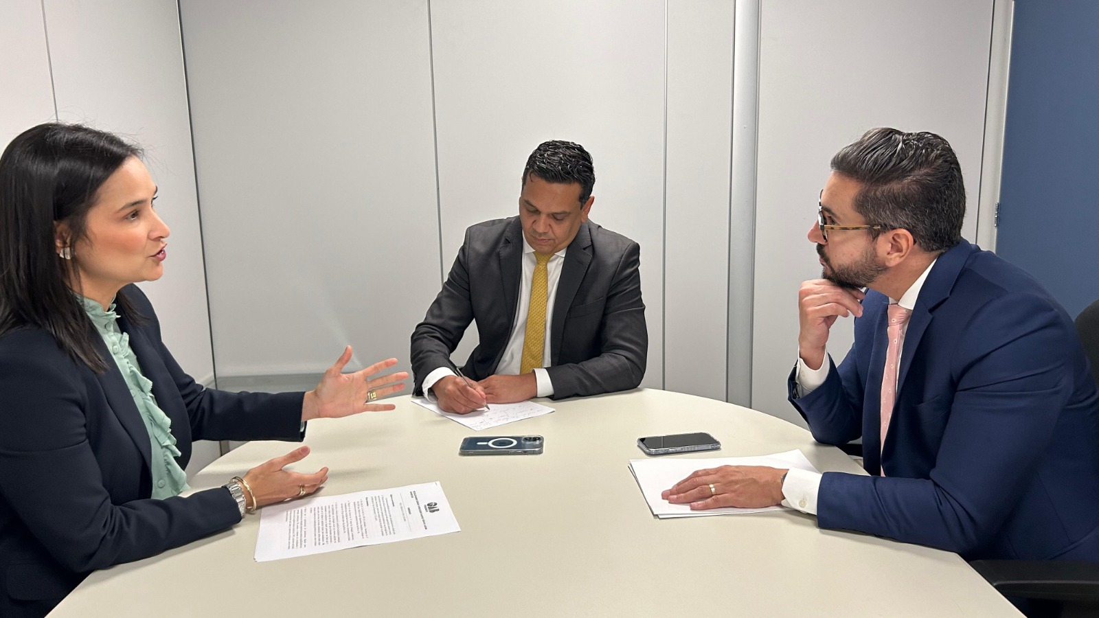 Ingrid Zanella e Yuri Herculano com o conselheiro do CNJ Marcos Vinícius Rodrigues, em Brasília