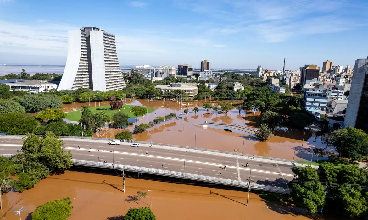 De acordo com o ministro, há 445 municípios afetados no estado, 71.398 pessoas em abrigos e 339.928 desalojados;/Foto: Gustavo Mansur/Palácio Piratini De acordo com o ministro, há 445 municípios afetados no estado, 71.398 pessoas em abrigos e 339.928 desalojados;/Foto: Gustavo Mansur/Palácio Piratini