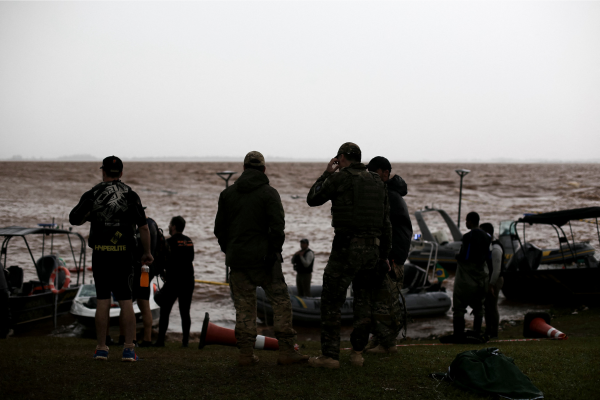 Voluntários e oficiais de serviço recuperam equipamentos e barcos do Lago Guaíba enquanto uma tempestade se aproxima de Porto Alegre, Rio Grande do Sul/Crédito: ANSELMO CUNHA / AFP Voluntários e oficiais de serviço recuperam equipamentos e barcos do Lago Guaíba enquanto uma tempestade se aproxima de Porto Alegre, Rio Grande do Sul/Crédito: ANSELMO CUNHA / AFP