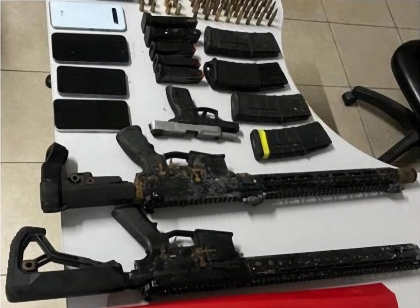 Fuizs, pistola e munições foram apreendidos