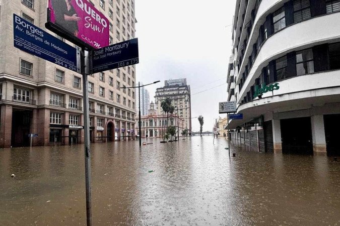 O número de feridos subiu para 806 e o de desaparecidos atingiu a marca de 127. Na foto, o centro de Porto Alegre alagado -/(crédito: Henrique Lessa/CB) O número de feridos subiu para 806 e o de desaparecidos atingiu a marca de 127. Na foto, o centro de Porto Alegre alagado -/(crédito: Henrique Lessa/CB)