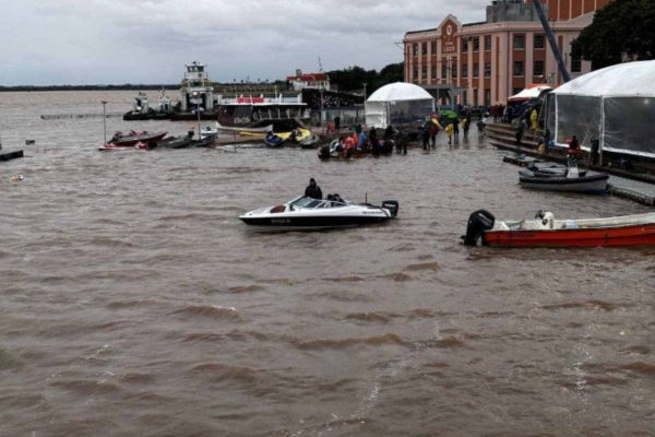 O mau tempo e o frio prejudicam o trabalho de resgate: ontem, poucos voluntários enfrentaram as águas barrentas do Lago Guaíba/crédito: Henrique Lessa/DAPress O mau tempo e o frio prejudicam o trabalho de resgate: ontem, poucos voluntários enfrentaram as águas barrentas do Lago Guaíba/crédito: Henrique Lessa/DAPress