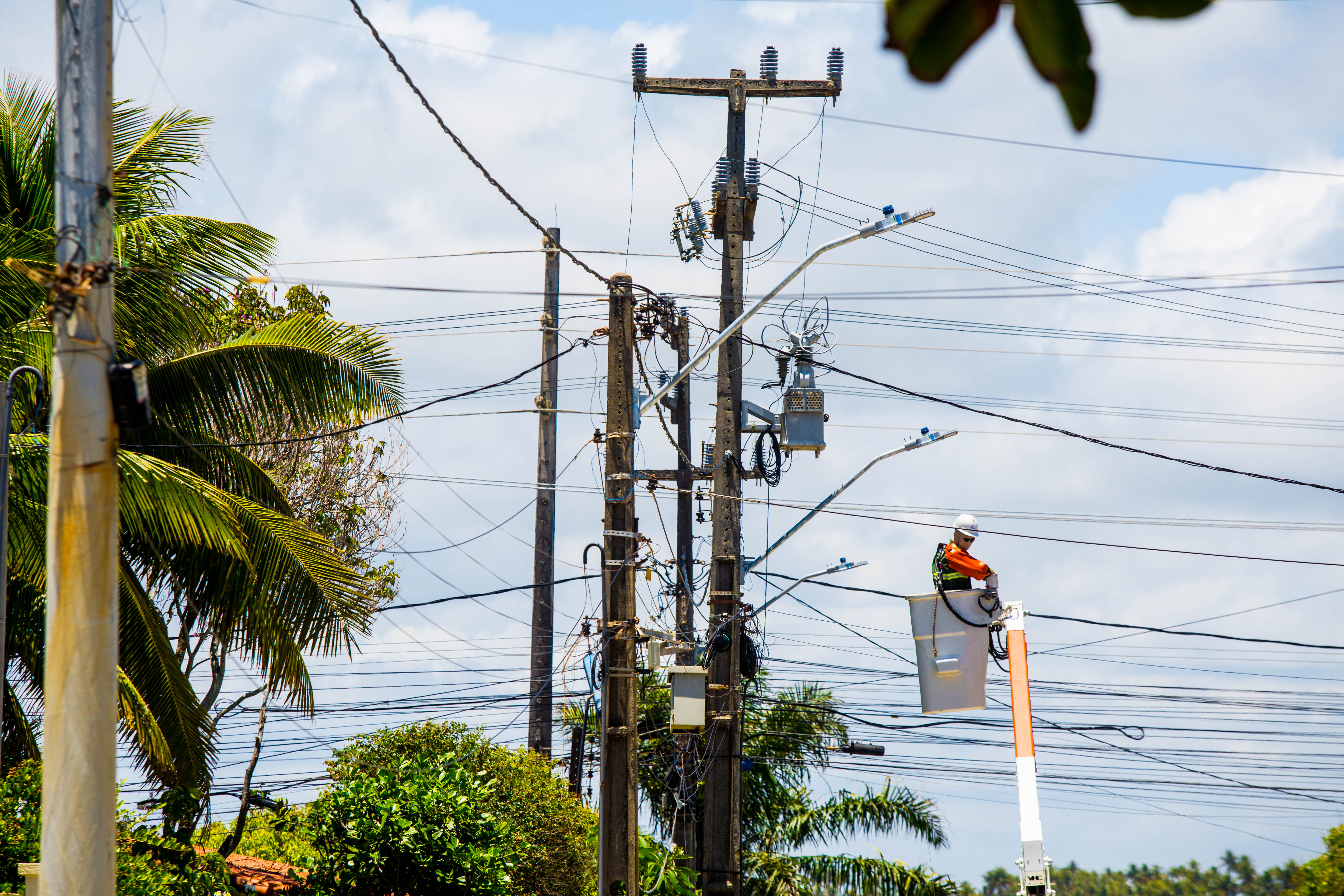 A Neoenergia está realizando uma ação de ordenamento de rede em nove ruas de Caruaru/Divulgação