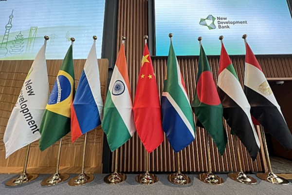 Bandeiras dos países do Novo Banco de Desenvolvimento (NBD), o Banco dos Brics/Crédito: AFP Bandeiras dos países do Novo Banco de Desenvolvimento (NBD), o Banco dos Brics/Crédito: AFP