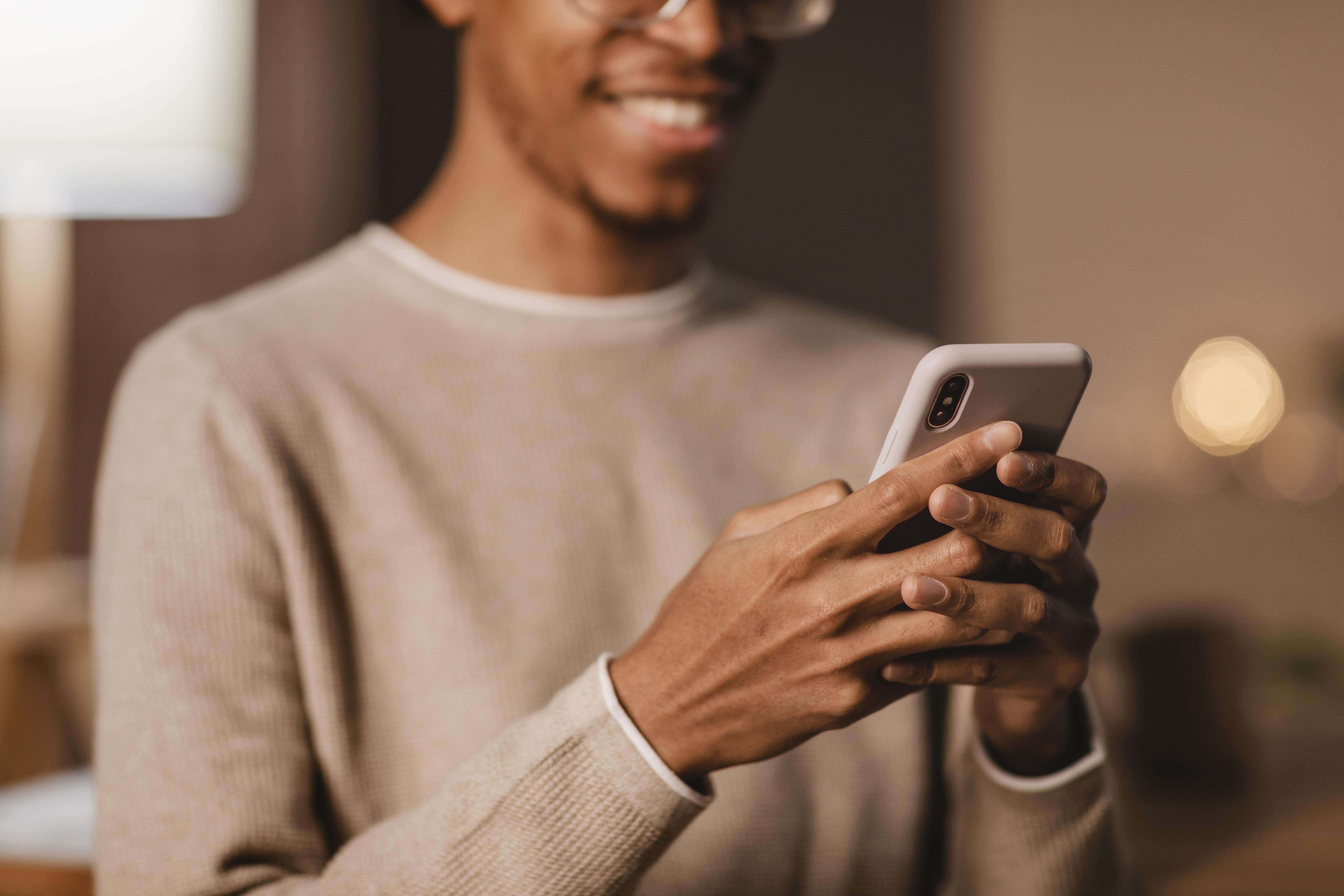 Boa parte da população global consome conteúdos nas plataformas digitais e redes sociais sem saber que foram produzidos por jornalistas profissionais/Foto: Freepik Boa parte da população global consome conteúdos nas plataformas digitais e redes sociais sem saber que foram produzidos por jornalistas profissionais/Foto: Freepik