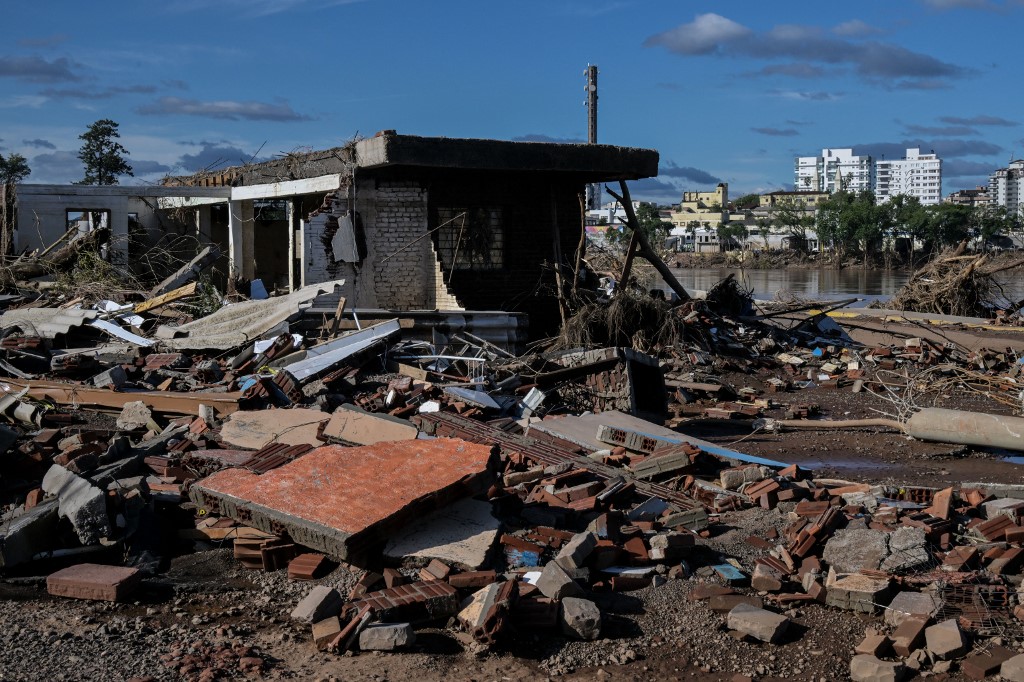 Casas destruídas e escombros são vistos em Cruzeiro do Sul após as devastadoras enchentes que atingiram o Rio Grande do Sul/Foto: NELSON ALMEIDA / AFP Casas destruídas e escombros são vistos em Cruzeiro do Sul após as devastadoras enchentes que atingiram o Rio Grande do Sul/Foto: NELSON ALMEIDA / AFP