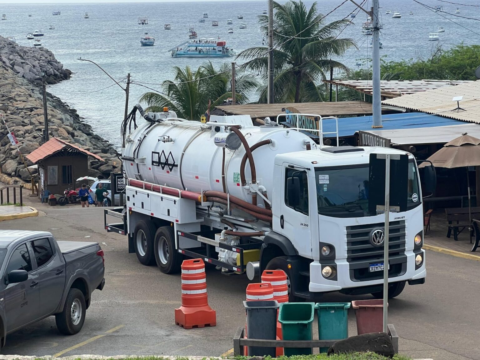 Um dos veículos enviados pela Companhia é capaz de transportar 11 mil litros de efluentes/Foto: Divulgação Um dos veículos enviados pela Companhia é capaz de transportar 11 mil litros de efluentes/Foto: Divulgação
