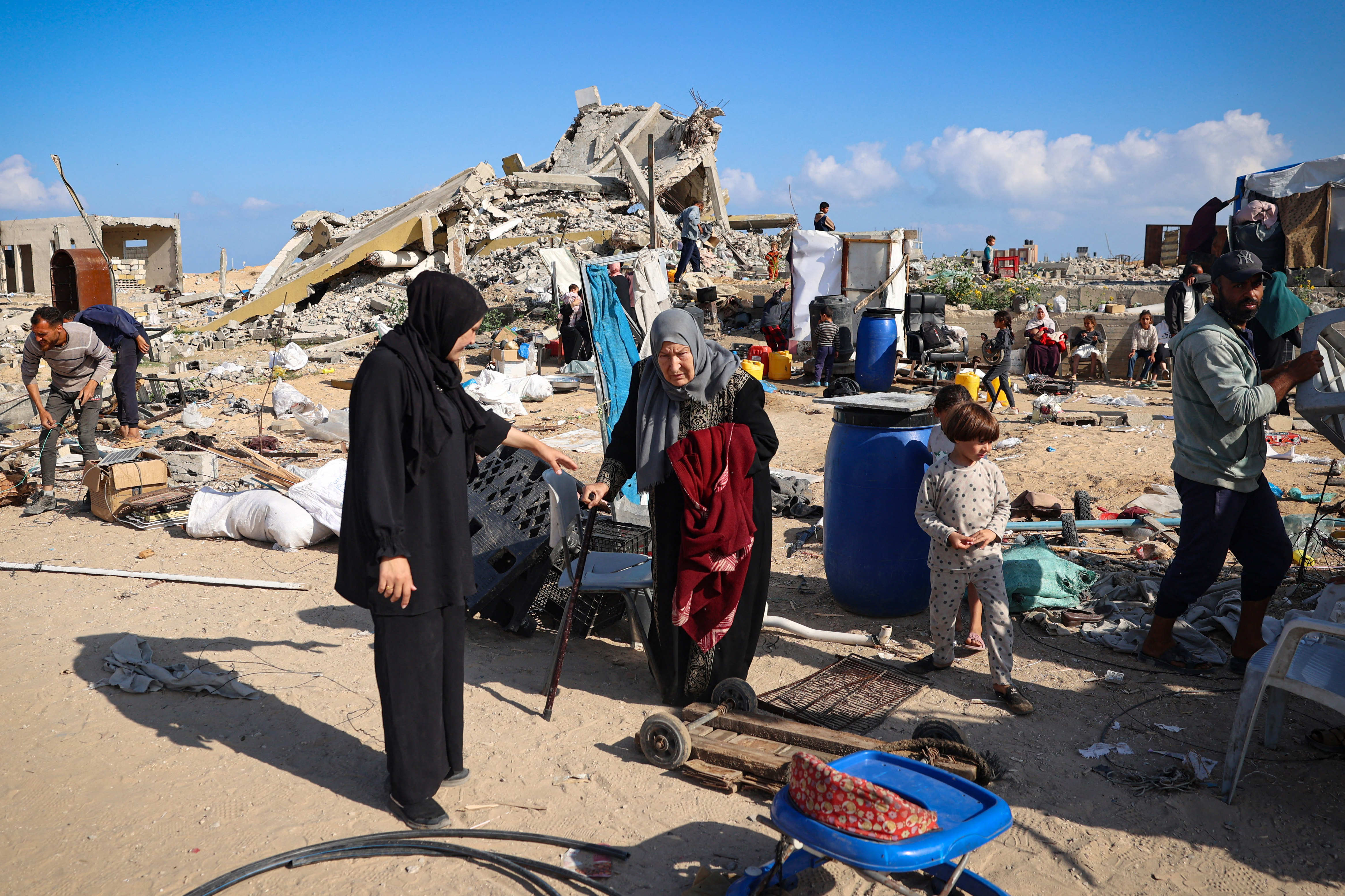 Palestinos deslocados empacotam seus pertences antes de deixarem área insegura em Rafah/Foto: AFP Palestinos deslocados empacotam seus pertences antes de deixarem área insegura em Rafah/Foto: AFP
