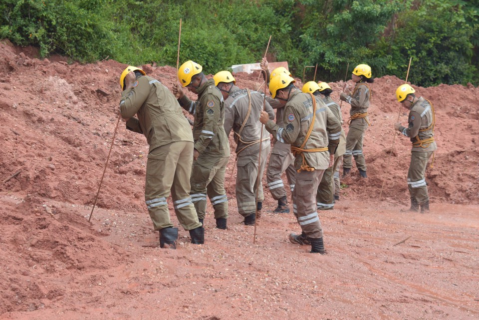 Bombeiros fazem treinamento em área de deslizamento de terra/Foto: Arquivo/DP Bombeiros fazem treinamento em área de deslizamento de terra/Foto: Arquivo/DP