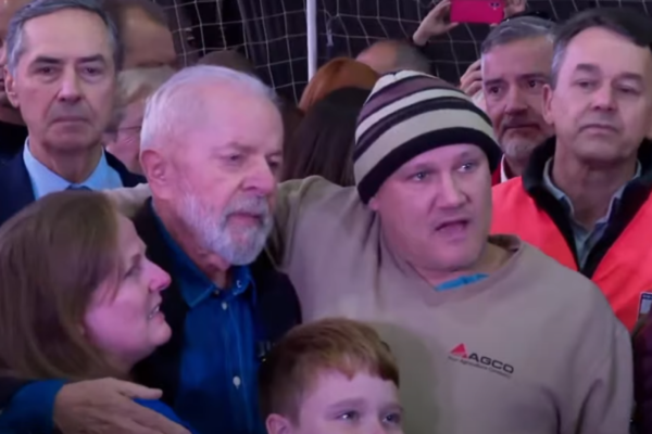 Lula em visita a abrigo: até o momento, as enchentes no Rio Grande do Sul já deixaram mais de 70 mil pessoas desabrigadas/crédito: Reprodução/CanalGov Lula em visita a abrigo: até o momento, as enchentes no Rio Grande do Sul já deixaram mais de 70 mil pessoas desabrigadas/crédito: Reprodução/CanalGov